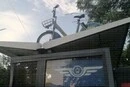 У столиці невідомі закинули прокатний велосипед на дах зупинки (фото)