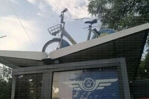 Прокатний велосипед стоїть просто на даху павільйону очікування «Київпастрансу»