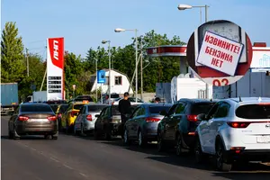 Черги на заправках у Росії після ударів українських дронів по нафтопереробних заводах