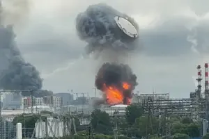 Момент детонації резервуара з паливом на Московському НПЗ у Капотні 18 червня