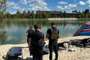 Правоохоронці та рятувальники на березі озера, де втопився хлопчик, Ходосівка Київської області, 3 серпня 2023 рік 