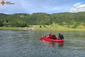 Рятувальники вийшли на воду разом із місцевими жителями на човнах