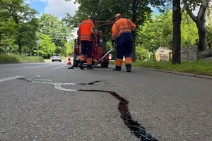 Фахівці «Київавтодор» заливають тріщини дорожнього покриття полімерно-бітумною мастикою