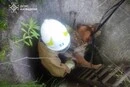 На Обухівщині рятувальники дістали собаку з глибокого колодязя 