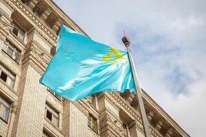 Участь у піднятті прапора взяли представники кримськотатарської громади, міської влади, військові та громадськість