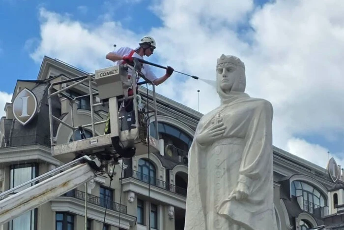 Княгиня Ольга вже без укриття: Київ розпочав розконсервацію історичних пам’яток