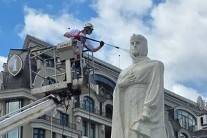 Пам’ятник княгині Ользі на Михайлівській площі звільнили від захисного укриття і очистили від бруду