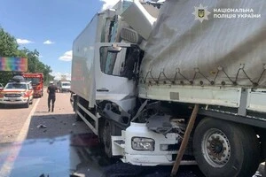 В результаті зіткнення фура Mercedes зрушила з місця і задавила власного водія