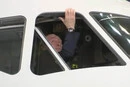 «Путін впав у дитинство?» Диктатор пестив літак з дивним виразом обличчя (фото)