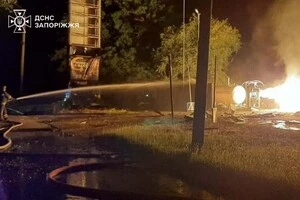 У Запоріжжі після удару дрона РФ спалахнула автозаправна станція