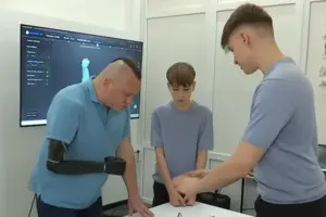 Одним із консультантів проєкту став ветеран війни Володимир Мисько, який після поранення під Вугледаром втратив руку 