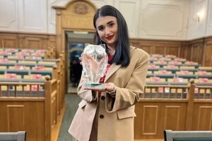 Соломія Маковська тримає одну зі своїх нагород