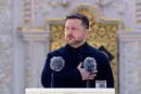 Зеленський у символічному місці вітає українців із Днем Конституції: трансляція