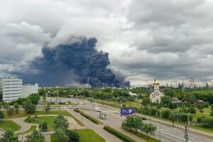 Над нафтопереробним заводом у Москві здіймається дим після атаки українського безпілотника