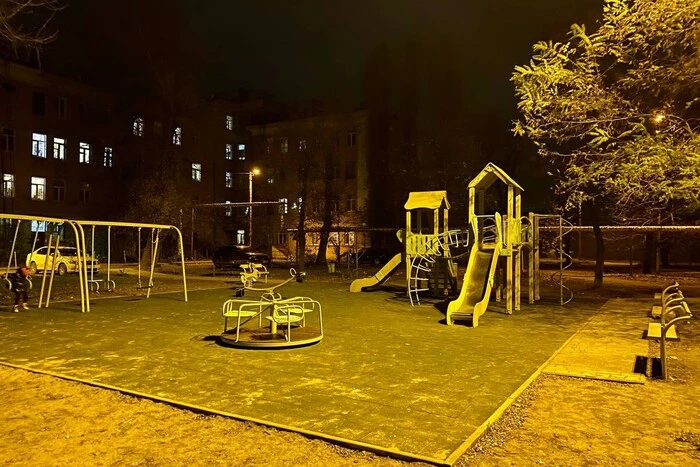 У Рівному пара зайнялась сексом на дитячому майданчику: усе закінчилось несподівано