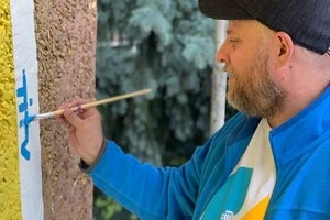 Тітов став широко відомим завдяки патріотичним та соціальним плакатам, які характеризуються глибоким мінімалізмом, метафоричністю та влучністю