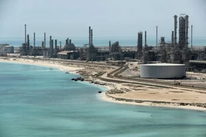 Нафтопереробний завод і нафтовий термінал Рас-Танура компанії Saudi Aramco в Саудівській Аравії