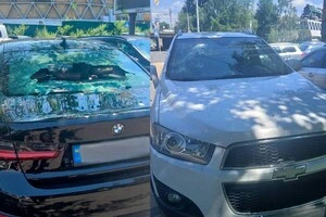Пошкоджені автівки на вулиці Василя Липківського у Києві