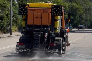 Полив вулиць охолоджує покриття для зменшення деформацій проїжджої частини у спеку