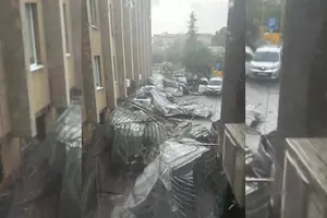 Покрівля Шевченківської адміністрації впала на припарковані автомобілі