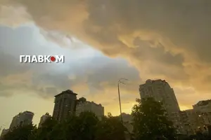 У Києві чути грім, небо затягнули темні хмари
