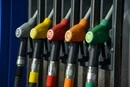 Російські водії по дві доби стоять у платних чергах, щоб придбати пальне (відео)