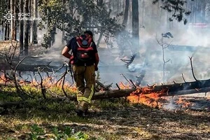 На новій ділянці лісового масиву тривають екстрені роботи з ліквідації осередку горіння
