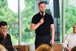 Микола Калашник під час виступу на партійних зборах