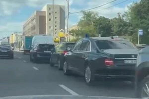Машини стояли у черзі на АЗС неподалік центру Москви