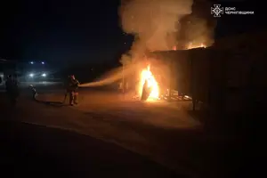 Унаслідок влучань російських дронів виникли пожежі на території автозаправних станцій у Чернігівській області
