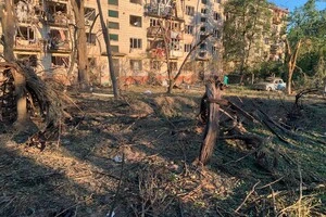 У ніч на 2 липня ракета впала біля будинку на Нивках