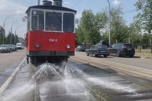 Головне завдання спецтранспорту – охолоджувати та зволожувати рейки