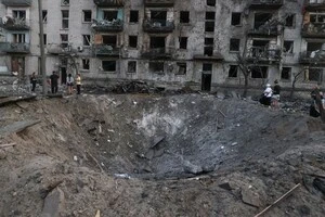 Вирва біля будинку у Дарницькому районі Києва після обстрілу 2 липня 2026 року