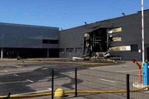 Внаслідок обстрілу пошкоджено будівлю та знищено кілька автомобілів