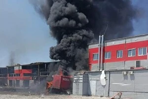 В Оболонському районі столиці після атаки ворога горить логістичний центр «Нової пошти»