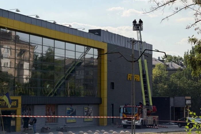 Запоріжжя: на відео потрапив момент удару по фітнес-центру