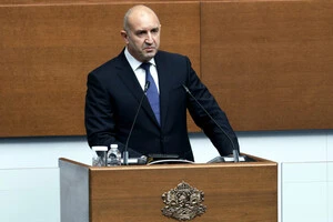 Прем'єр-міністр Болгарії Румен Радев під час сесії запитань і відповідей у парламенті