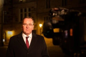 Міністр оборони Німеччини зробив вдома запас води і їжі на випадок війни
