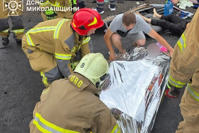 На трасі Одеса – Миколаїв маршрутка зіткнулася з фурою: попередньо, є загиблі (відео)