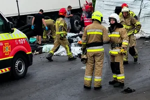 Надзвичайники деблокували постраждалих і тіла загиблих із салону мікроавтобуса та передали їх медикам і правоохоронцям