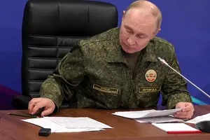 Путін декілька разів зупиняв олівець, який котився в його бік