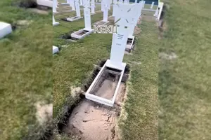 Значні провалля утворилися безпосередньо в зоні поховань