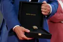 Ювеліри подарували Трампу каблучку з 321 діамантом