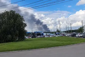 Біля автозаправних станцій утворилися черги з десятків автомобілів, а на тлі видно густий чорний дим, який здіймається після удару по Омському НПЗ