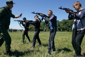 Окупанти почали навчати дітей на Луганщині снайперської справи