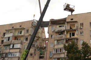 У Києві з-під завалів будинку дістали цілу сімʼю