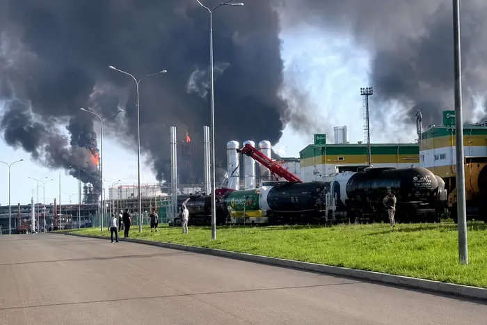 Дрони вдарили по одному з найсучасніших НПЗ Росії