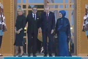 Еммануель Макрон та Реджеп Таїп Ердоган позують з дружинами в Анкарі