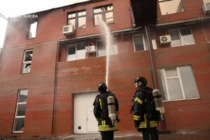 Рятувальники показали наслідки удару російських БпЛА по Деснянському районі 