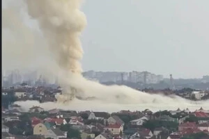 Дах будинку охопило полум'я, а в небо здійнявся густий дим